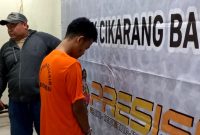 Tersangka kasus penusukan di Cikarang Barat saat diamankan polisi di Polsek Cikarang Barat, Kabupaten Bekasi.