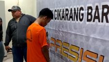 Tersangka kasus penusukan di Cikarang Barat saat diamankan polisi di Polsek Cikarang Barat, Kabupaten Bekasi.