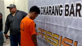 Tersangka kasus penusukan di Cikarang Barat saat diamankan polisi di Polsek Cikarang Barat, Kabupaten Bekasi.