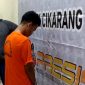 Tersangka kasus penusukan di Cikarang Barat saat diamankan polisi di Polsek Cikarang Barat, Kabupaten Bekasi.