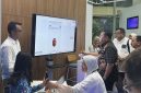 Direktur Jenderal Ekosistem Digital Komdigi, Edwin Hidayat Abdullah (tengah), Ketua Tim Monev Jaringan & Perlindungan Pengguna Komdigi, Sumini (duduk), Direktur & Chief Regulatory Officer XLSMART, Merza Fachys (kiri belakang), serta Direktur Eksekutif ATSI, Marwan O. Baasir (kanan belakang) saat pengetesan implementasi registrasi kartu SIM berbasis biometrik pengenalan wajah di XL Center, XLSMART Tower Jakarta, Selasa (30/10/2025).
