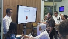 Direktur Jenderal Ekosistem Digital Komdigi, Edwin Hidayat Abdullah (tengah), Ketua Tim Monev Jaringan & Perlindungan Pengguna Komdigi, Sumini (duduk), Direktur & Chief Regulatory Officer XLSMART, Merza Fachys (kiri belakang), serta Direktur Eksekutif ATSI, Marwan O. Baasir (kanan belakang) saat pengetesan implementasi registrasi kartu SIM berbasis biometrik pengenalan wajah di XL Center, XLSMART Tower Jakarta, Selasa (30/10/2025).
