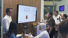 Direktur Jenderal Ekosistem Digital Komdigi, Edwin Hidayat Abdullah (tengah), Ketua Tim Monev Jaringan & Perlindungan Pengguna Komdigi, Sumini (duduk), Direktur & Chief Regulatory Officer XLSMART, Merza Fachys (kiri belakang), serta Direktur Eksekutif ATSI, Marwan O. Baasir (kanan belakang) saat pengetesan implementasi registrasi kartu SIM berbasis biometrik pengenalan wajah di XL Center, XLSMART Tower Jakarta, Selasa (30/10/2025).
