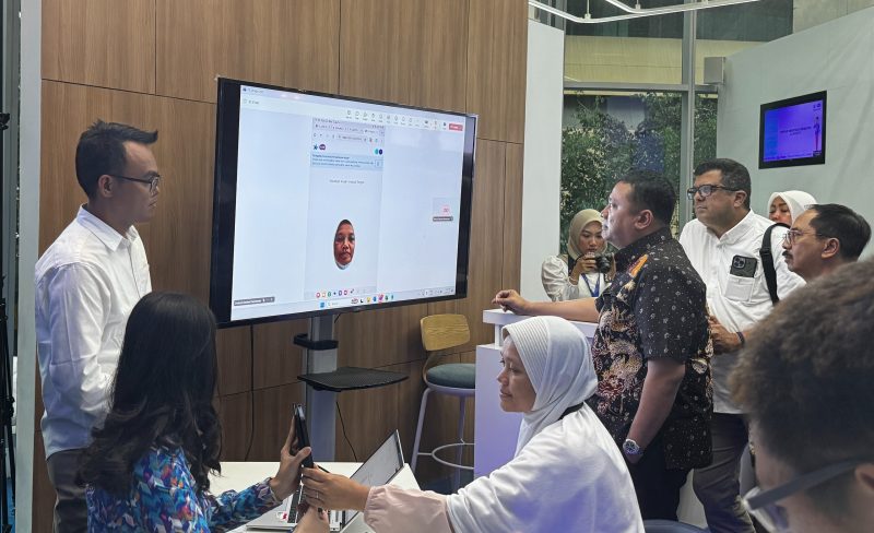 Direktur Jenderal Ekosistem Digital Komdigi, Edwin Hidayat Abdullah (tengah), Ketua Tim Monev Jaringan & Perlindungan Pengguna Komdigi, Sumini (duduk), Direktur & Chief Regulatory Officer XLSMART, Merza Fachys (kiri belakang), serta Direktur Eksekutif ATSI, Marwan O. Baasir (kanan belakang) saat pengetesan implementasi registrasi kartu SIM berbasis biometrik pengenalan wajah di XL Center, XLSMART Tower Jakarta, Selasa (30/10/2025).
