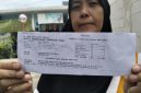 Seorang warga Kavling Alinda Permai, Bekasi Utara, menunjukkan bukti pembayaran tagihan PDAM meski aliran air ke rumahnya sudah berhari-hari tidak mengalir. (Foto: Dokumentasi Warga)