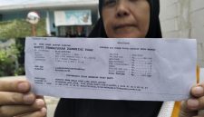 Seorang warga Kavling Alinda Permai, Bekasi Utara, menunjukkan bukti pembayaran tagihan PDAM meski aliran air ke rumahnya sudah berhari-hari tidak mengalir. (Foto: Dokumentasi Warga)