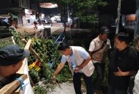 Direktur Utama PDAM Tirta Patriot Kota Bekasi, Ali Imam Faryadi, meninjau langsung lokasi perbaikan valve pipa distribusi yang sempat tersumbat di kawasan Kavling Alinda Permai, Bekasi Utara, Sabtu (4/10/2025) malam.

