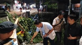 Direktur Utama PDAM Tirta Patriot Kota Bekasi, Ali Imam Faryadi, meninjau langsung lokasi perbaikan valve pipa distribusi yang sempat tersumbat di kawasan Kavling Alinda Permai, Bekasi Utara, Sabtu (4/10/2025) malam.

