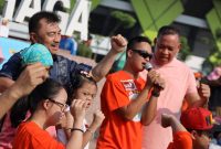 Wali Kota Bekasi Tri Adhianto dan Wakil Wali Kota Abdul Harris Bobihoe ikut bernyanyi dan berinteraksi bersama anak-anak penyandang Down Syndrome saat kegiatan Car Free Day (CFD) di Plaza Patriot Candrabhaga, Minggu (5/10/2025). Momen penuh kehangatan ini menjadi simbol kepedulian dan komitmen Pemkot Bekasi terhadap anak-anak berkebutuhan khusus.

