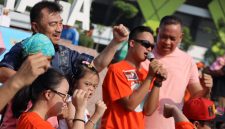 Wali Kota Bekasi Tri Adhianto dan Wakil Wali Kota Abdul Harris Bobihoe ikut bernyanyi dan berinteraksi bersama anak-anak penyandang Down Syndrome saat kegiatan Car Free Day (CFD) di Plaza Patriot Candrabhaga, Minggu (5/10/2025). Momen penuh kehangatan ini menjadi simbol kepedulian dan komitmen Pemkot Bekasi terhadap anak-anak berkebutuhan khusus.

