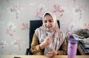 Lurah Aren Jaya, Kecamatan Bekasi Timur, Pra Fitria Angelia saat memberikan keterangan terkait kondisi distribusi air bersih PDAM Tirta Patriot yang mulai pulih di wilayahnya, Senin (6/10/2025).
