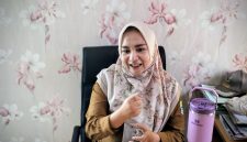 Lurah Aren Jaya, Kecamatan Bekasi Timur, Pra Fitria Angelia saat memberikan keterangan terkait kondisi distribusi air bersih PDAM Tirta Patriot yang mulai pulih di wilayahnya, Senin (6/10/2025).
