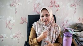 Lurah Aren Jaya, Kecamatan Bekasi Timur, Pra Fitria Angelia saat memberikan keterangan terkait kondisi distribusi air bersih PDAM Tirta Patriot yang mulai pulih di wilayahnya, Senin (6/10/2025).
