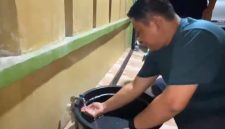 Direktur Utama PDAM Tirta Patriot Kota Bekasi, Ali Imam Faryadi, meninjau langsung kondisi aliran air bersih di wilayah Kavling Alinda Permai, Kaliabang Tengah, Bekasi Utara, Minggu (5/10/2025) malam.