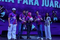 Chief Marketing Officer PT XLSMART Telekom Sejahtera Tbk, Alfons Bosch Sansa (kedua dari kanan) bersama perwakilan manajemen dan brand ambassador AXIS secara simbolis meluncurkan Grand Final AXIS Nation Cup (ANC) 2025 di Jakarta, Selasa (7/10/2025). Ajang futsal pelajar terbesar di Indonesia ini diikuti 1.735 tim dari 40 kota dan akan memperebutkan total hadiah ratusan juta rupiah pada babak final di Istora Senayan, Jakarta.
