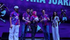 Chief Marketing Officer PT XLSMART Telekom Sejahtera Tbk, Alfons Bosch Sansa (kedua dari kanan) bersama perwakilan manajemen dan brand ambassador AXIS secara simbolis meluncurkan Grand Final AXIS Nation Cup (ANC) 2025 di Jakarta, Selasa (7/10/2025). Ajang futsal pelajar terbesar di Indonesia ini diikuti 1.735 tim dari 40 kota dan akan memperebutkan total hadiah ratusan juta rupiah pada babak final di Istora Senayan, Jakarta.
