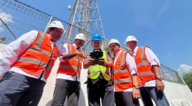 Tim teknis dan manajemen PT XLSMART Telecom Sejahtera Tbk meninjau infrastruktur jaringan BTS di Kalimantan Selatan sebagai bagian dari proses integrasi jaringan pasca-merger. Upaya ini merupakan komitmen perusahaan untuk memperluas layanan telekomunikasi yang andal dan stabil hingga ke seluruh wilayah Kalimantan.
