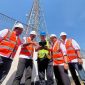 Tim teknis dan manajemen PT XLSMART Telecom Sejahtera Tbk meninjau infrastruktur jaringan BTS di Kalimantan Selatan sebagai bagian dari proses integrasi jaringan pasca-merger. Upaya ini merupakan komitmen perusahaan untuk memperluas layanan telekomunikasi yang andal dan stabil hingga ke seluruh wilayah Kalimantan.
