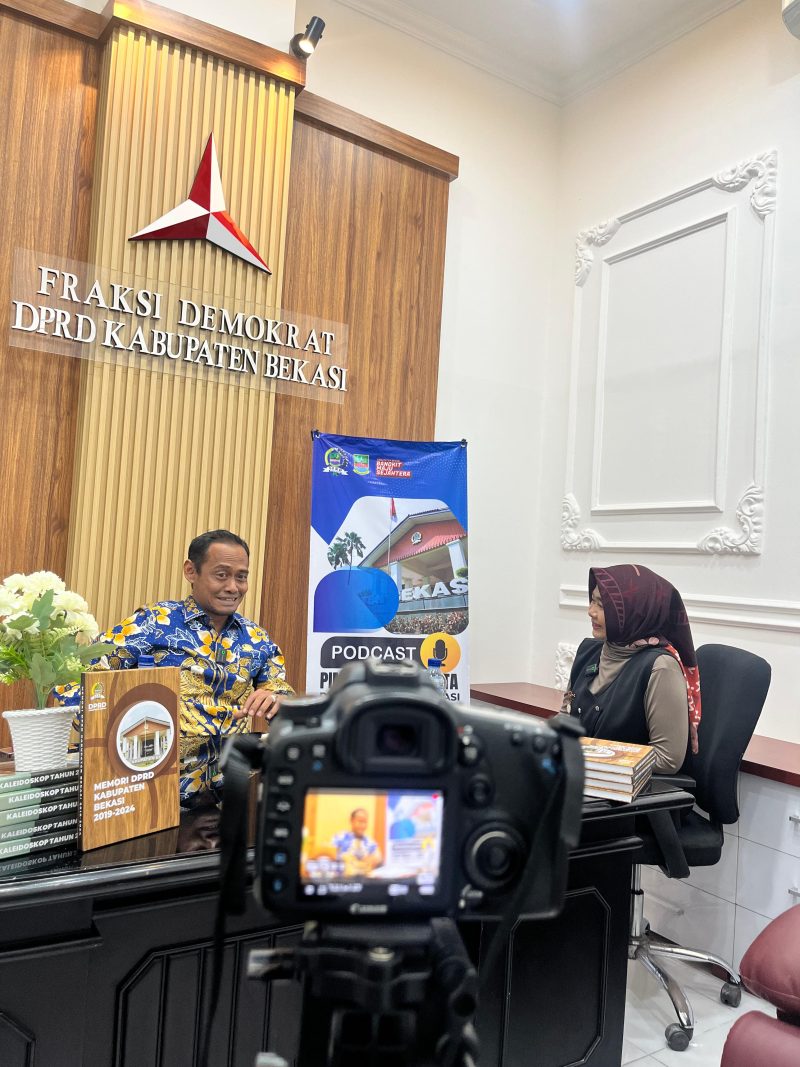 Ketua Pansus VII DPRD Kabupaten Bekasi, Haryanto, saat berbincang dalam program Podcast Unjuk Bicara bersama RG Pro di ruang Fraksi Demokrat DPRD Kabupaten Bekasi, membahas tantangan peningkatan pendapatan asli daerah (PAD) tahun 2025.

