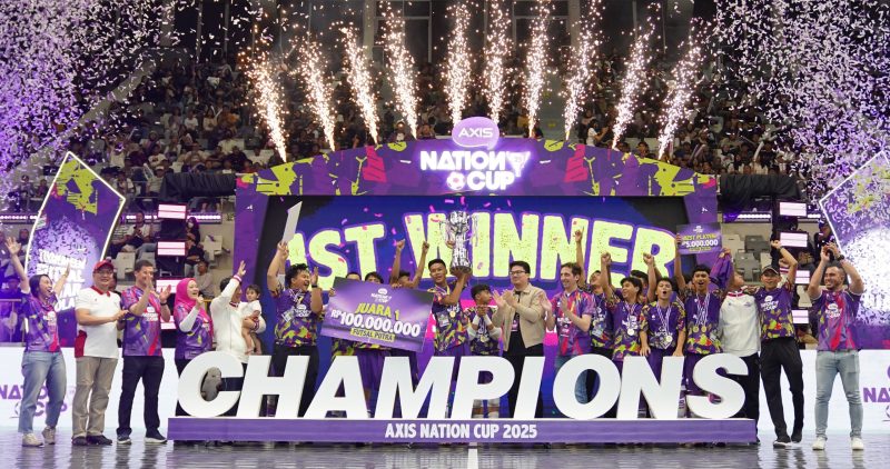 Tim futsal SMK Nusantara Jakarta merayakan kemenangan usai menjuarai AXIS Nation Cup 2025 kategori putra di Istora Senayan, Jakarta, Sabtu, 11 Oktober 2025.
Turnamen futsal antar-SMA terbesar di Indonesia itu diikuti 1.735 tim dari 40 kota dan memperebutkan total hadiah Rp100 juta. (Dok. AXIS Nation Cup 2025).