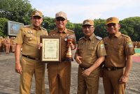 Wali Kota Bekasi bersama jajaran pejabat Pemerintah Kota Bekasi usai menerima penghargaan dari Pemerintah Provinsi Jawa Barat dalam Apel Penghargaan Tahun 2025, Senin, 13 Oktober 2025.
Penghargaan diberikan atas inovasi pelayanan publik dan kinerja aparatur sipil negara dalam meningkatkan kualitas layanan kepada masyarakat. (Dok. Pemkot Bekasi).