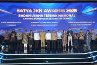 Direktur Utama BPJS Kesehatan Ghufron Mukti (ketujuh dari kanan) bersama Menteri Koordinator Bidang Pemberdayaan Masyarakat RI Abdul Muhaimin Iskandar (keenam dari kanan) berfoto bersama para penerima Satya JKN Award 2025 kategori Badan Usaha Milik Negara (BUMN) di Jakarta, Selasa (14/10/2025). Penghargaan ini diberikan kepada badan usaha yang dinilai paling patuh dan berkomitmen dalam mendukung keberlanjutan Program Jaminan Kesehatan Nasional (JKN).

