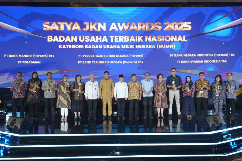 Direktur Utama BPJS Kesehatan Ghufron Mukti (ketujuh dari kanan) bersama Menteri Koordinator Bidang Pemberdayaan Masyarakat RI Abdul Muhaimin Iskandar (keenam dari kanan) berfoto bersama para penerima Satya JKN Award 2025 kategori Badan Usaha Milik Negara (BUMN) di Jakarta, Selasa (14/10/2025). Penghargaan ini diberikan kepada badan usaha yang dinilai paling patuh dan berkomitmen dalam mendukung keberlanjutan Program Jaminan Kesehatan Nasional (JKN).
