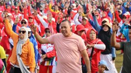 Wali Kota Bekasi, Tri Adhianto, turut berbaur bersama warga mengikuti senam massal pada Festival Olahraga Kesehatan dan Kebugaran di Lapangan Mini Rawalumbu, Minggu (19/10/2025). Kegiatan ini diikuti ribuan peserta dari berbagai wilayah di Kota Bekasi sebagai upaya mendorong gaya hidup sehat dan kebersamaan warga.