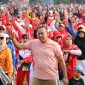 Wali Kota Bekasi, Tri Adhianto, turut berbaur bersama warga mengikuti senam massal pada Festival Olahraga Kesehatan dan Kebugaran di Lapangan Mini Rawalumbu, Minggu (19/10/2025). Kegiatan ini diikuti ribuan peserta dari berbagai wilayah di Kota Bekasi sebagai upaya mendorong gaya hidup sehat dan kebersamaan warga.