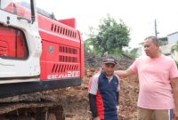 Wali Kota Bekasi Tri Adhianto meninjau progres pembangunan Polder Air di Kelurahan Sepanjang Jaya, Kecamatan Rawalumbu, Minggu (19/10/2025). Proyek seluas sekitar 6.000 meter persegi ini diharapkan menjadi solusi pengendalian banjir sekaligus ruang publik baru bagi warga. (Dok. Pemkot Bekasi)