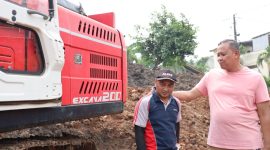 Wali Kota Bekasi Tri Adhianto meninjau progres pembangunan Polder Air di Kelurahan Sepanjang Jaya, Kecamatan Rawalumbu, Minggu (19/10/2025). Proyek seluas sekitar 6.000 meter persegi ini diharapkan menjadi solusi pengendalian banjir sekaligus ruang publik baru bagi warga. (Dok. Pemkot Bekasi)