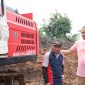 Wali Kota Bekasi Tri Adhianto meninjau progres pembangunan Polder Air di Kelurahan Sepanjang Jaya, Kecamatan Rawalumbu, Minggu (19/10/2025). Proyek seluas sekitar 6.000 meter persegi ini diharapkan menjadi solusi pengendalian banjir sekaligus ruang publik baru bagi warga. (Dok. Pemkot Bekasi)