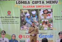 Wali Kota Bekasi, Tri Adhianto, memberikan sambutan saat membuka Lomba Cipta Menu Berbasis Singkong dalam rangka peringatan Hari Pangan Sedunia 2025 di Lotte Grosir Bekasi, Selasa (21/10/2025). Acara ini diikuti perwakilan TP PKK dari 12 kecamatan se-Kota Bekasi yang menampilkan kreasi menu berbahan dasar singkong.
(Foto: Dokpim Kota Bekasi)