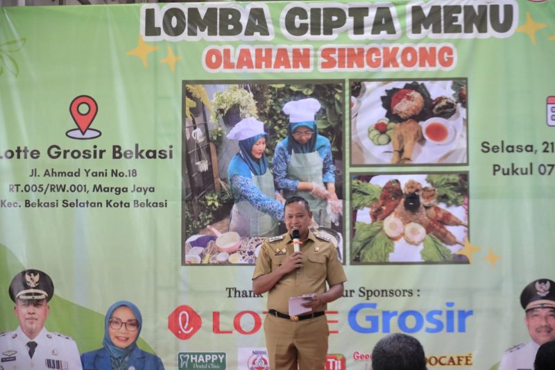 Wali Kota Bekasi, Tri Adhianto, memberikan sambutan saat membuka Lomba Cipta Menu Berbasis Singkong dalam rangka peringatan Hari Pangan Sedunia 2025 di Lotte Grosir Bekasi, Selasa (21/10/2025). Acara ini diikuti perwakilan TP PKK dari 12 kecamatan se-Kota Bekasi yang menampilkan kreasi menu berbahan dasar singkong.
(Foto: Dokpim Kota Bekasi)
