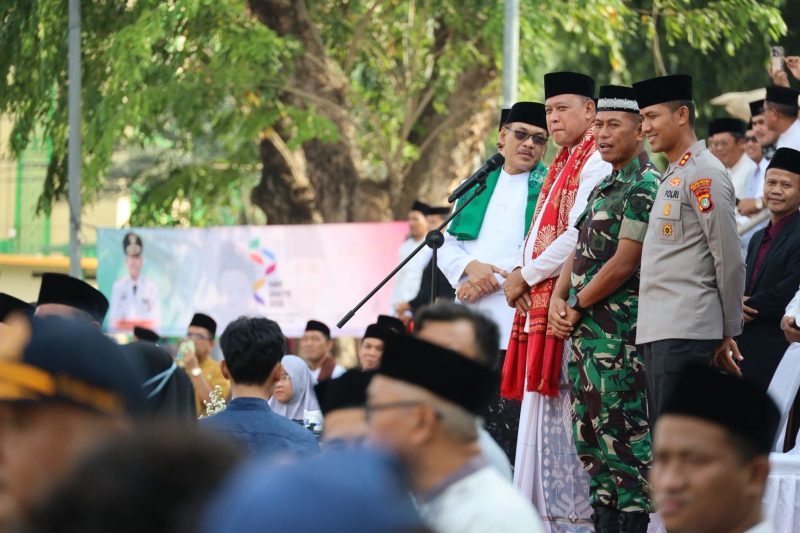 Wali Kota Bekasi Tri Adhianto bersama Wakil Wali Kota Abdul Harris Bobihoe melepas ribuan santri dalam Pawai Hari Santri Nasional 2025 di Alun-Alun M. Hasibuan, Kota Bekasi, Selasa (22/10/2025).
