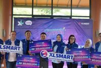 Head Growth & Loyalty XLSMART Gustiano (kiri) bersama jajaran manajemen XLSMART dan para pemenang program loyalitas kuis Xtravaganza/FantAXIS sesi ke-32 dan ke-33 dalam acara Mega Ceremonial Prize Delivery di Jakarta, Kamis  (23/10).