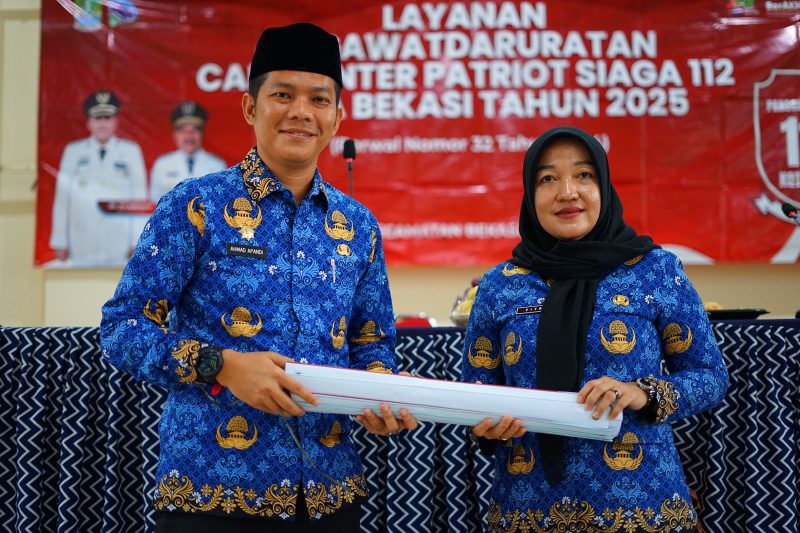 Kepala Bidang Informasi dan Komunikasi Publik (IKP) Diskominfostandi Kota Bekasi, Fitrianti, bersama perwakilan Kecamatan Bekasi Utara, Ahmad Apandi, usai kegiatan sosialisasi layanan kegawatdaruratan Call Center Patriot Siaga 112 di Aula Kecamatan Bekasi Utara, Selasa (28/10/2025).