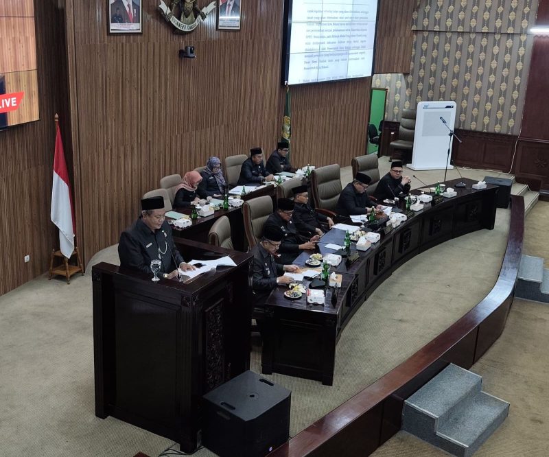 Anggota Badan Anggaran DPRD Kota Bekasi, Ahmadi Madong, membacakan laporan hasil pembahasan KUA-PPAS APBD 2026 dalam Rapat Paripurna DPRD, Kamis (30/10/2025). Total anggaran yang disepakati mencapai Rp 6,7 triliun.