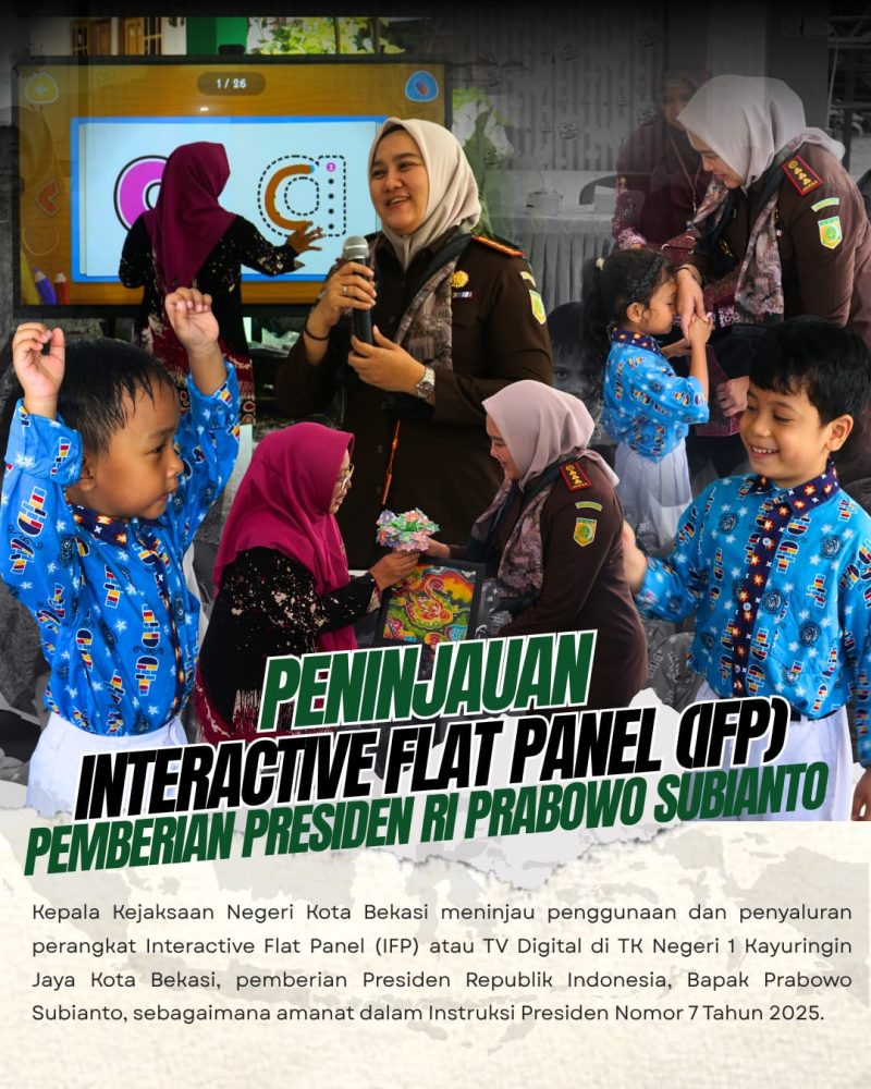 Kajari Kota Bekasi Dr. Sulvia Triana Hapsari meninjau langsung penggunaan Interactive Flat Panel (IFP) bersama Kadisdik Kota Bekasi Drs. H. Alexander Zulkarnain di TK Negeri I Kayuringin, Kamis (30/10/2025).
