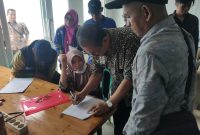 Tim DLH Kota Bekasi bersama UPTD Laboratorium Lingkungan Hidup mengambil sampel air di wilayah Bojong Menteng, Kecamatan Rawalumbu, terkait dugaan pencemaran lingkungan.