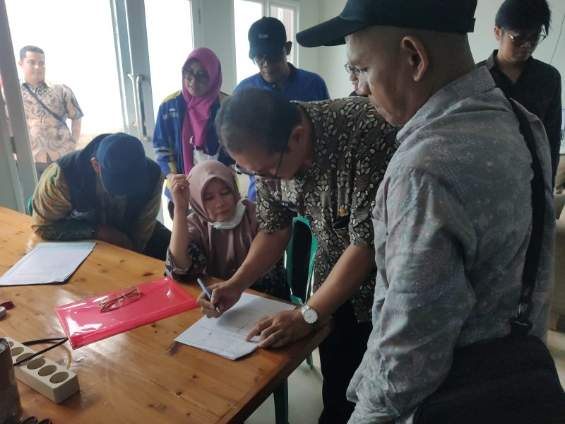 Tim DLH Kota Bekasi bersama UPTD Laboratorium Lingkungan Hidup mengambil sampel air di wilayah Bojong Menteng, Kecamatan Rawalumbu, terkait dugaan pencemaran lingkungan.