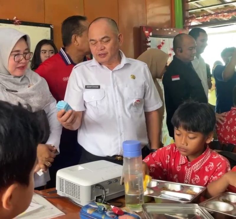 Kadisdik, Kajari, dan Kadis Ketapangtanikan Kota Bekasi meninjau langsung pelaksanaan Program Makanan Bergizi (MBG) di sekolah, Rabu (29/10/2025).
