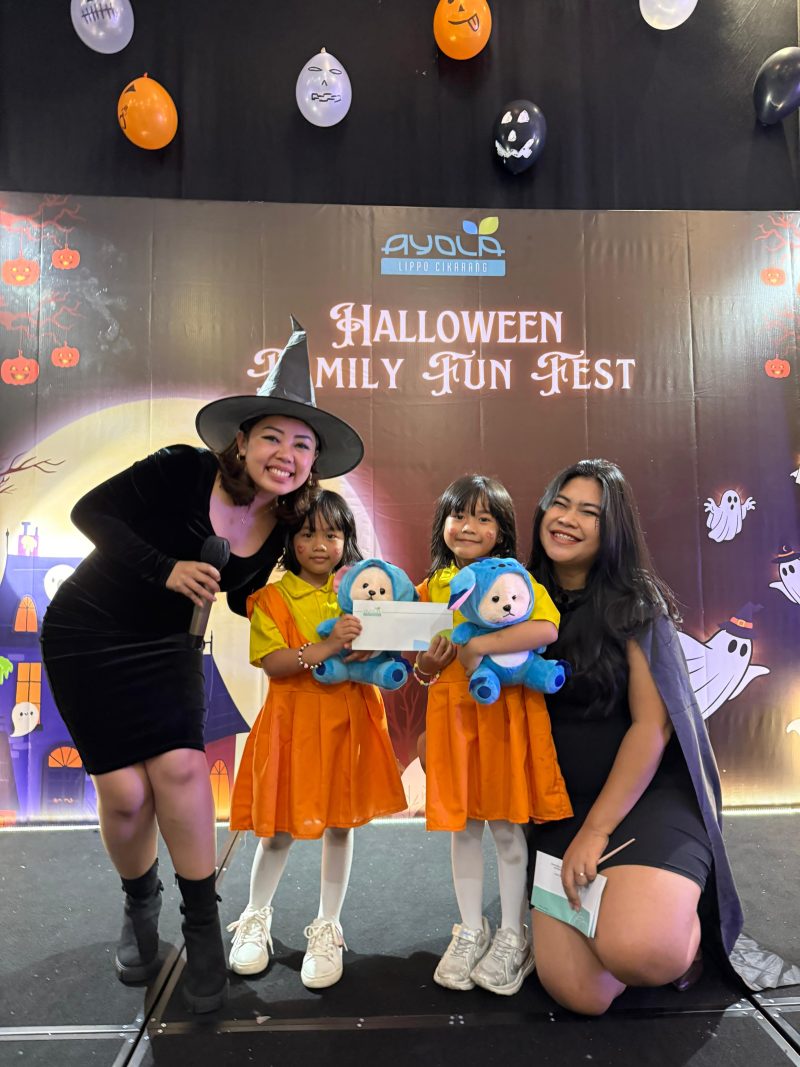 Dua peserta cilik berpose ceria bersama panitia usai memenangkan lomba kostum pada acara “Halloween Family Fun Fest 2025” di Ayola Hotel Lippo Cikarang, Jumat (31/10/2025). Acara ini menghadirkan suasana Halloween yang hangat, penuh warna, dan ramah anak dengan beragam kegiatan kreatif serta hadiah menarik.

