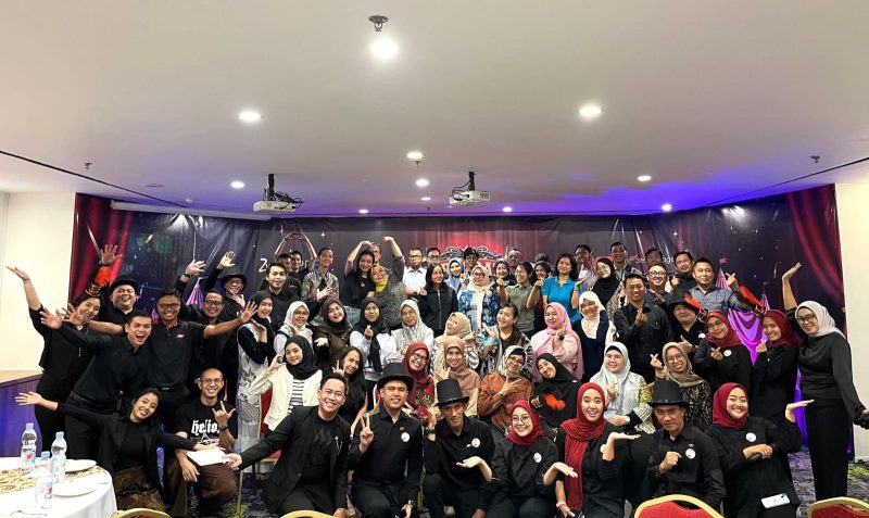 Seluruh peserta dan tim Hotel Zuri Express Lippo Cikarang berpose bersama dengan penuh semangat dalam acara Corporate & Media Gathering 2025 bertema “The Greatest Showman”, yang digelar di Ballroom Zuri Express Lippo Cikarang, Jumat (31/10/2025). Acara ini menjadi momentum istimewa perkenalan wajah baru hotel pasca renovasi, sekaligus mempererat hubungan dengan mitra korporasi dan media.
