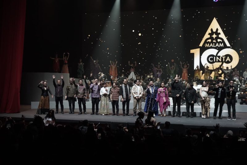 Para musisi dan performer tampil memukau di panggung SMARTFREN Malam 100 Cinta 2025, JIEXPO Kemayoran, Sabtu (25/10/2025).