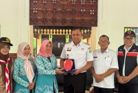 Wali Kota Bekasi Tri Adhianto menerima plakat penghargaan dari perwakilan Tim Penggerak PKK Kota Bekasi, sebagai bentuk apresiasi atas dukungan Pemerintah Kota Bekasi terhadap program pemberdayaan masyarakat dan ketahanan keluarga. Penyerahan berlangsung di Aula Kantor Wali Kota Bekasi dalam suasana hangat dan penuh kebersamaan.