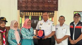 Wali Kota Bekasi Tri Adhianto menerima plakat penghargaan dari perwakilan Tim Penggerak PKK Kota Bekasi, sebagai bentuk apresiasi atas dukungan Pemerintah Kota Bekasi terhadap program pemberdayaan masyarakat dan ketahanan keluarga. Penyerahan berlangsung di Aula Kantor Wali Kota Bekasi dalam suasana hangat dan penuh kebersamaan.