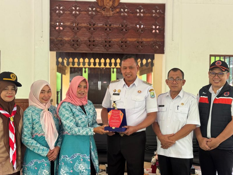 Wali Kota Bekasi Tri Adhianto menerima plakat penghargaan dari perwakilan Tim Penggerak PKK Kota Bekasi, sebagai bentuk apresiasi atas dukungan Pemerintah Kota Bekasi terhadap program pemberdayaan masyarakat dan ketahanan keluarga. Penyerahan berlangsung di Aula Kantor Wali Kota Bekasi dalam suasana hangat dan penuh kebersamaan.