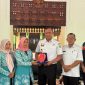 Wali Kota Bekasi Tri Adhianto menerima plakat penghargaan dari perwakilan Tim Penggerak PKK Kota Bekasi, sebagai bentuk apresiasi atas dukungan Pemerintah Kota Bekasi terhadap program pemberdayaan masyarakat dan ketahanan keluarga. Penyerahan berlangsung di Aula Kantor Wali Kota Bekasi dalam suasana hangat dan penuh kebersamaan.