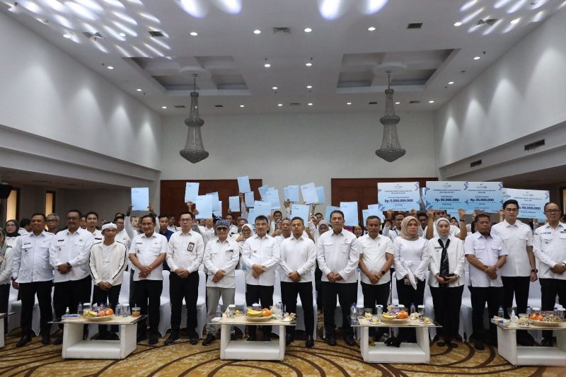 Wakil Wali Kota Bekasi Abdul Harris Bobihoe menghadiri pelaksanaan Akad Massal KUR dan peluncuran Kredit Program Perumahan (KPP) di Gedung Dibaleka, Depok, Selasa (21/10/2025).